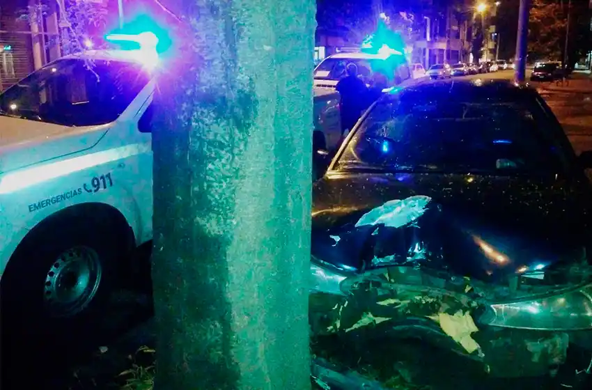 Alcoholizada y en moto se fue contra un arbol