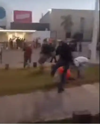 Violenta pelea en la puerta del boliche Pueblo Límite.