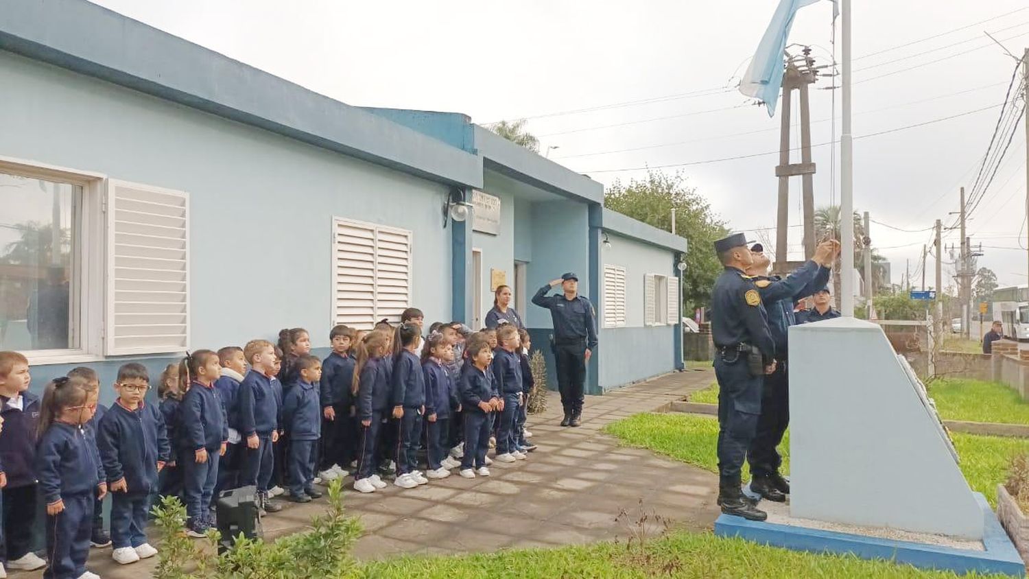 El Jardín de Infantes "Sagrada Familia" participó del izamiento de Bandera en la Comisaría Quinta