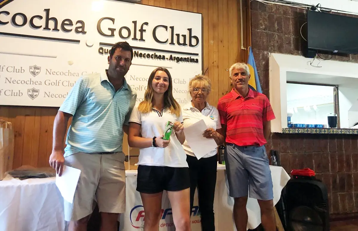Recibe su premio. Valentina Moranubicación