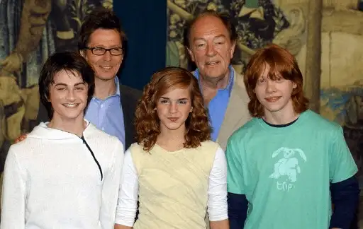 Michael Gambon en compañía de sus compañeros. Foto AFP