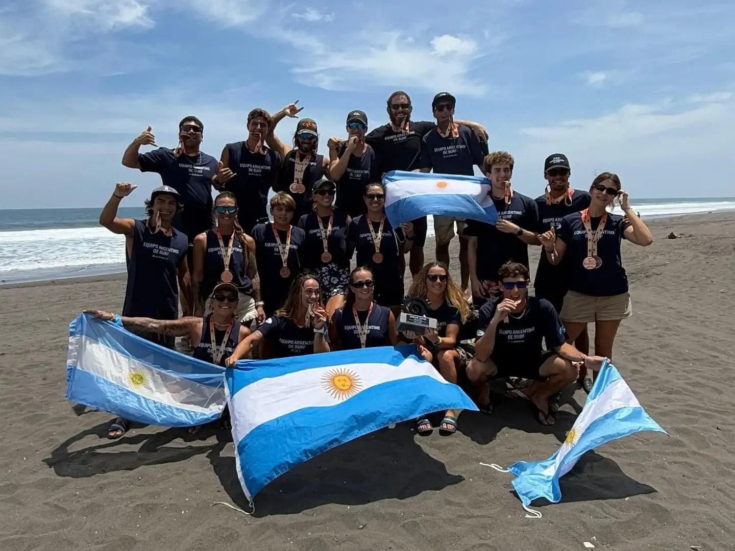 El equipo argentino con sus medallas de bronce en Guatemala.