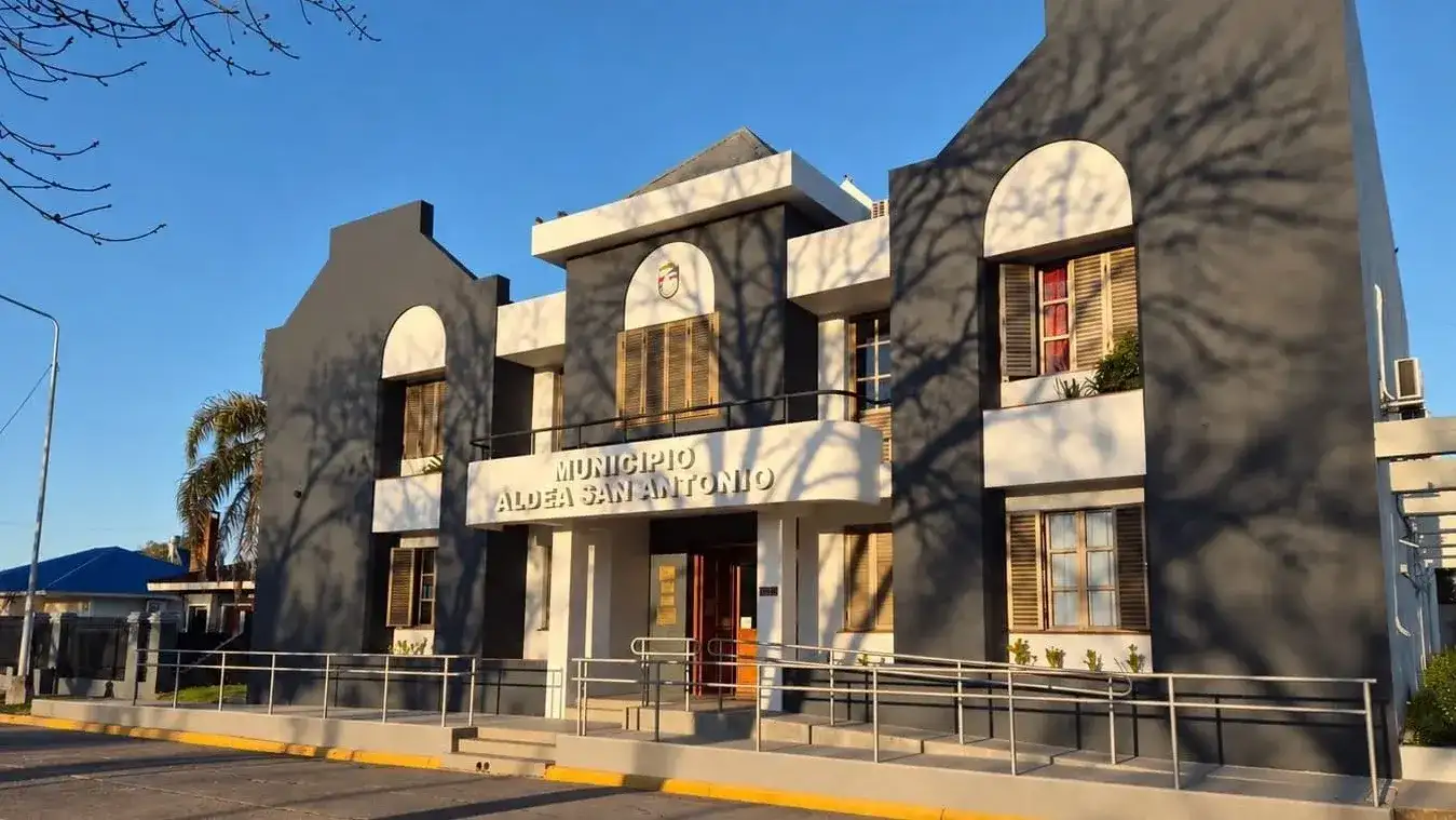 Se puso en valor el frente del Palacio Municipal de Aldea San Antonio y el estacionamiento
