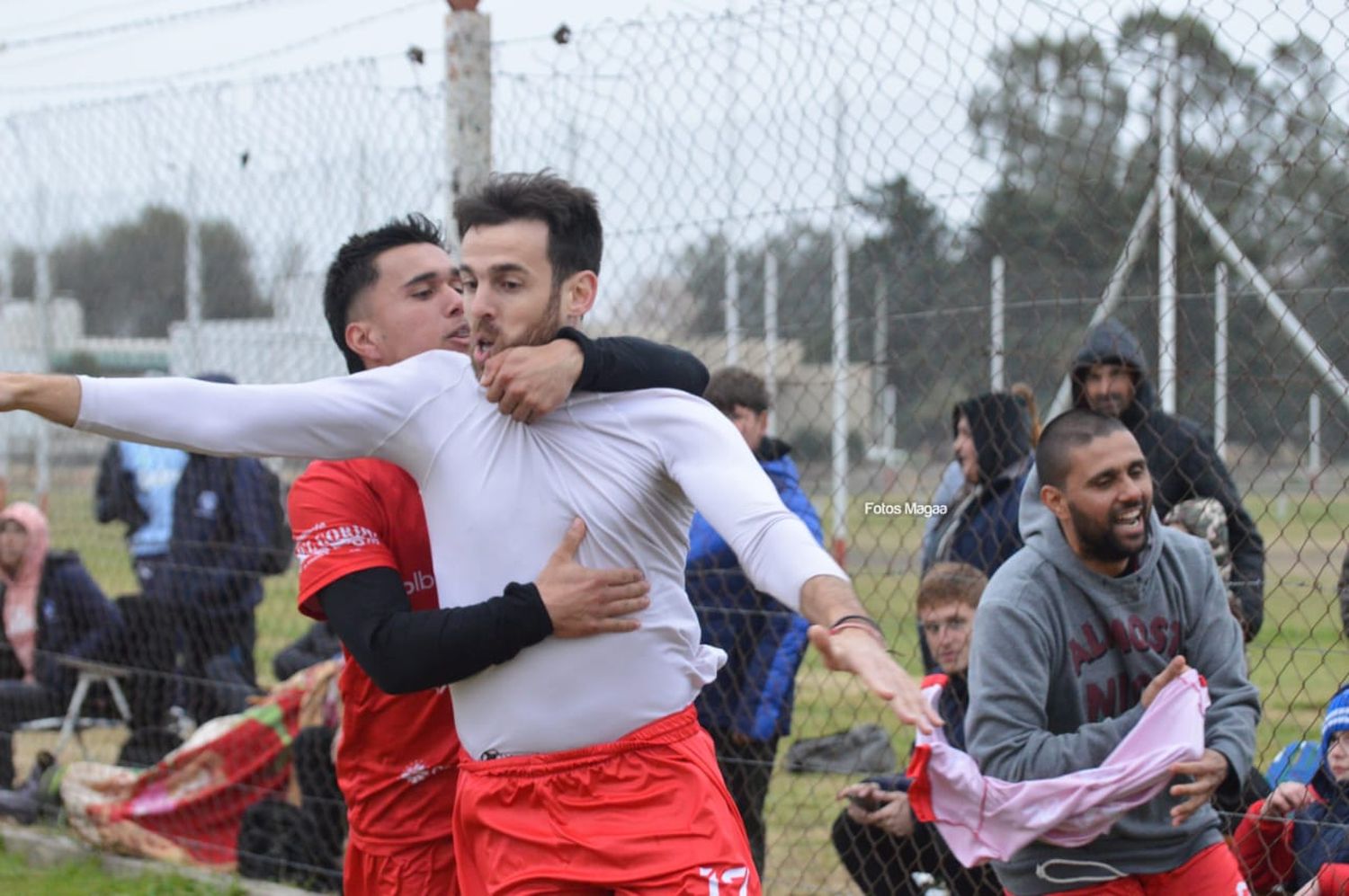 Walter Virué celebra su gol agónico y es abrazado por Escalante, el autor del otro tanto (crédito: Magaa Escalante).