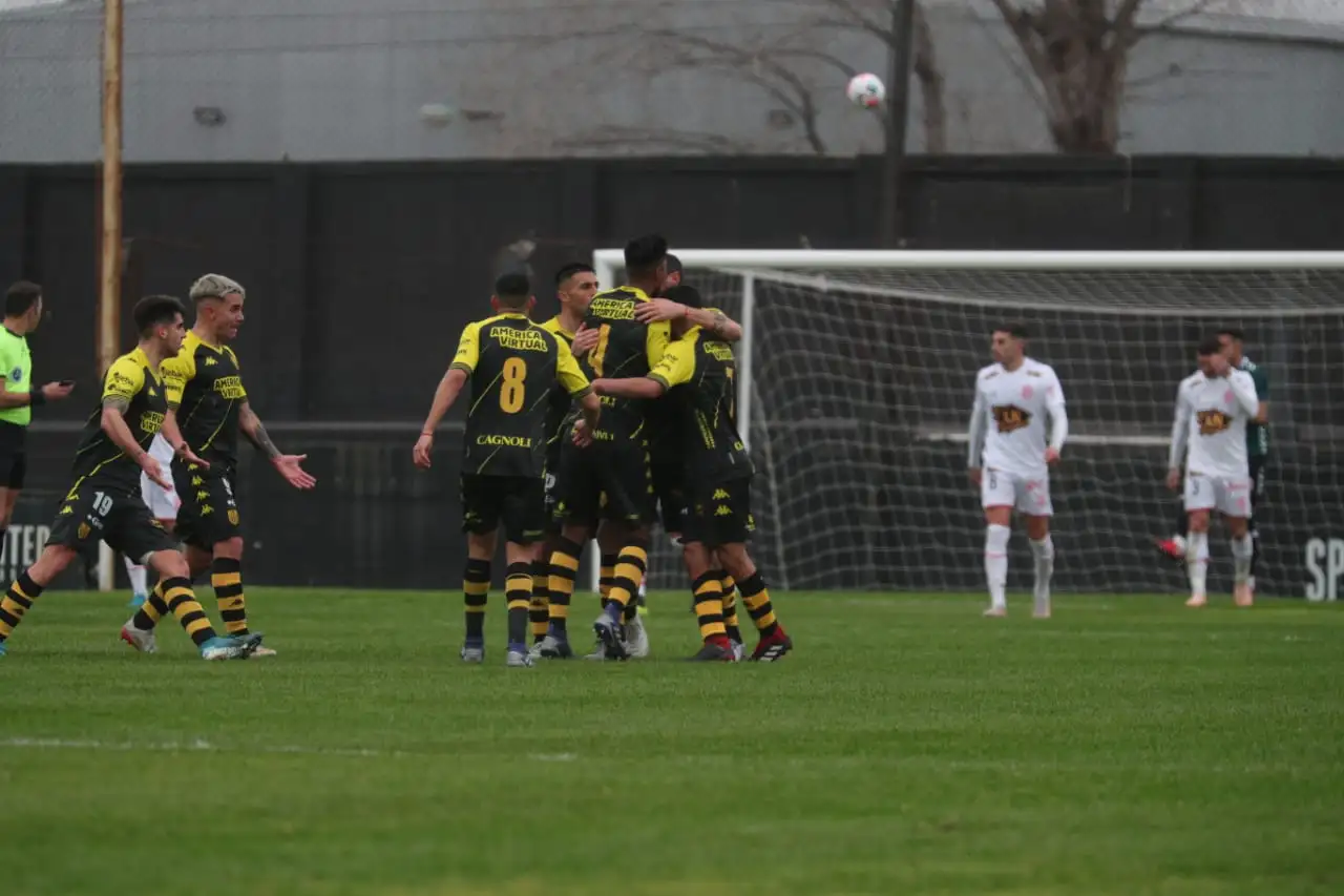 Santamarina festeja uno de sus goles del lunes ante Barracas Central. (Foto prensa Barracas Central).
