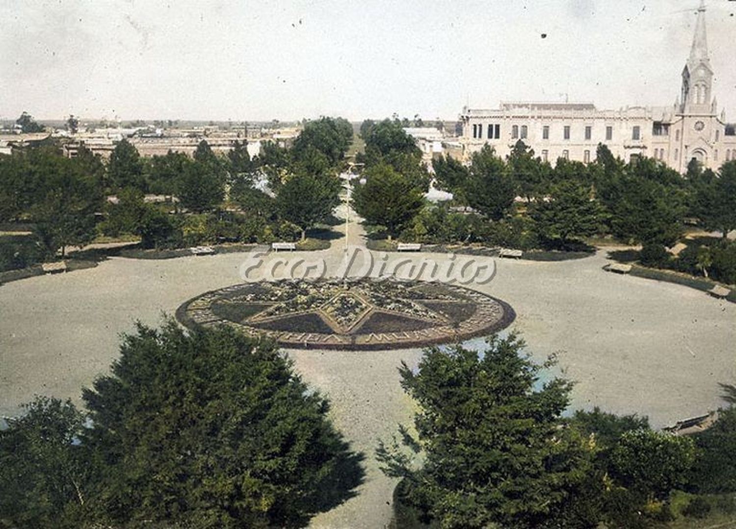 La Plaza Dardo Rocha en la columna de Archivo Histórico de Ecos Diarios