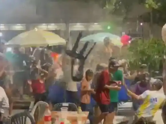 Tiró un “sillazo” a un grupo de chicos durante el carnaval: castigaron al agresor y prohibieron los “baldazos” de agua