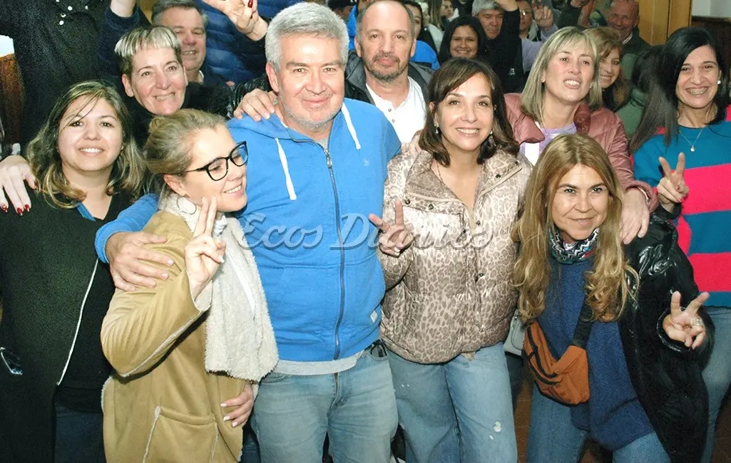 Festejos. Rivero, Sánchez Jauregui e integrantes y militantes de la Lista Nº 2 en la sede del PJ local