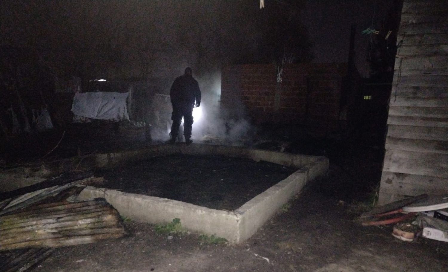 Tragedia en La Plata: Un joven de 22 años murió al incendiarse su precaria vivienda de madera