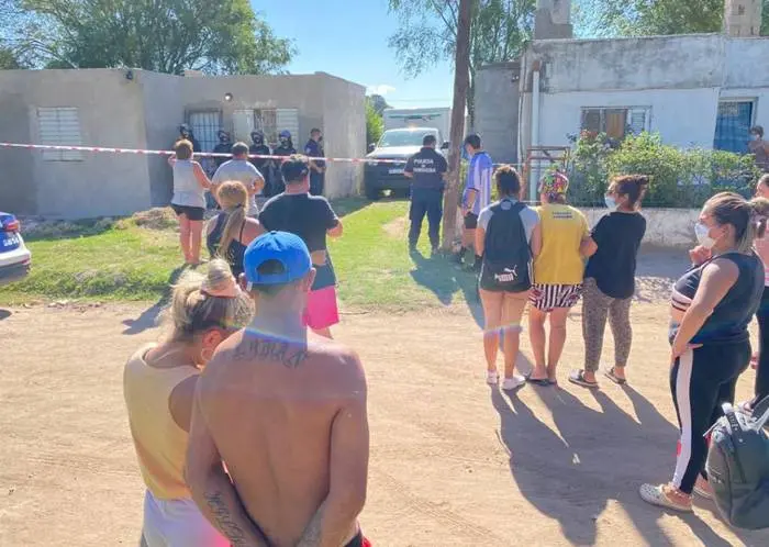 Una madre  encontró a su hija degollada en el  baño y detuvieron al exnovio