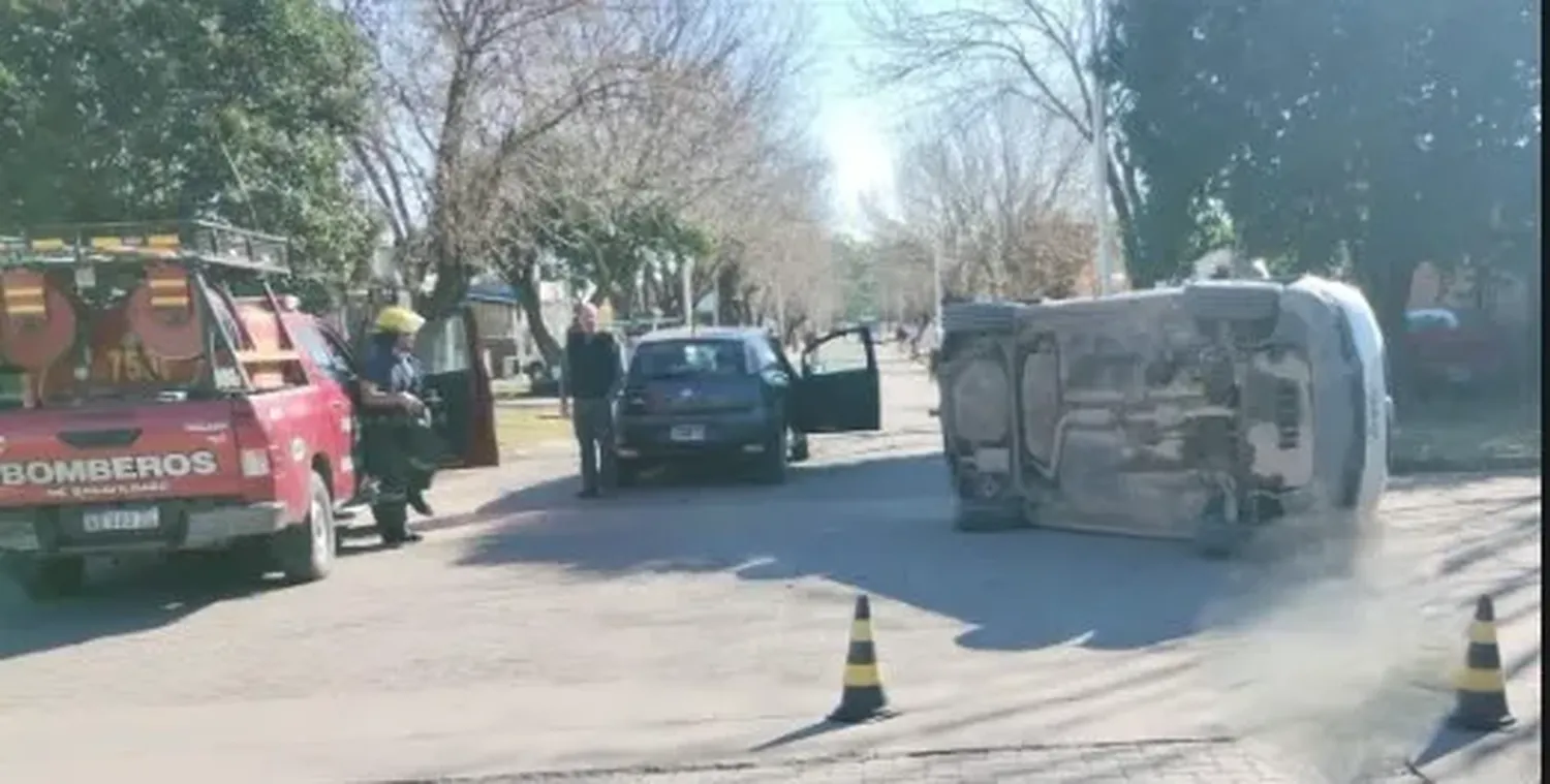 Una mujer sufrió heridas en un tremendo accidente de tránsito entre dos autos