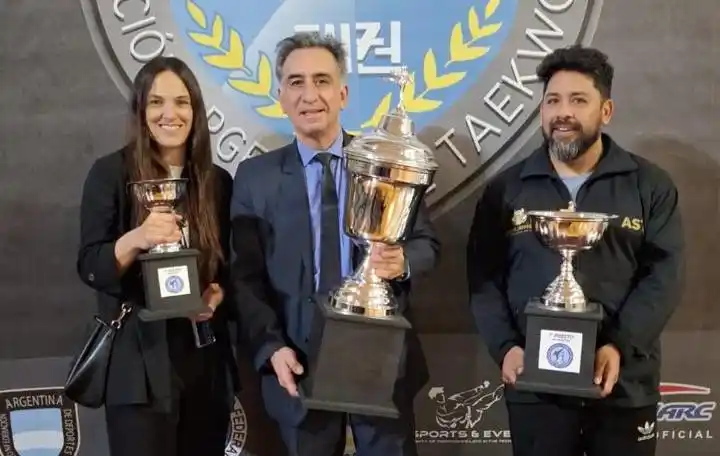 Yapuncic acompañado por Noelia y Víctor Rodríguez quienes fueron competidores en la primera versión de este campeonato en el año 1999