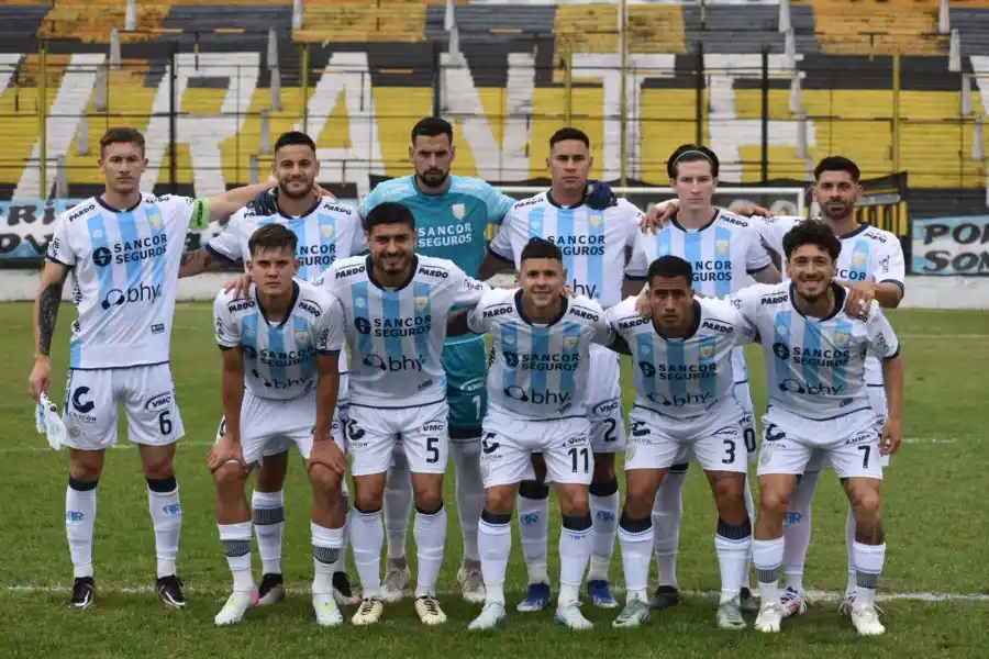 El 11 inicial que colocó en cancha Iván Juárez. Créditos: Prensa AR