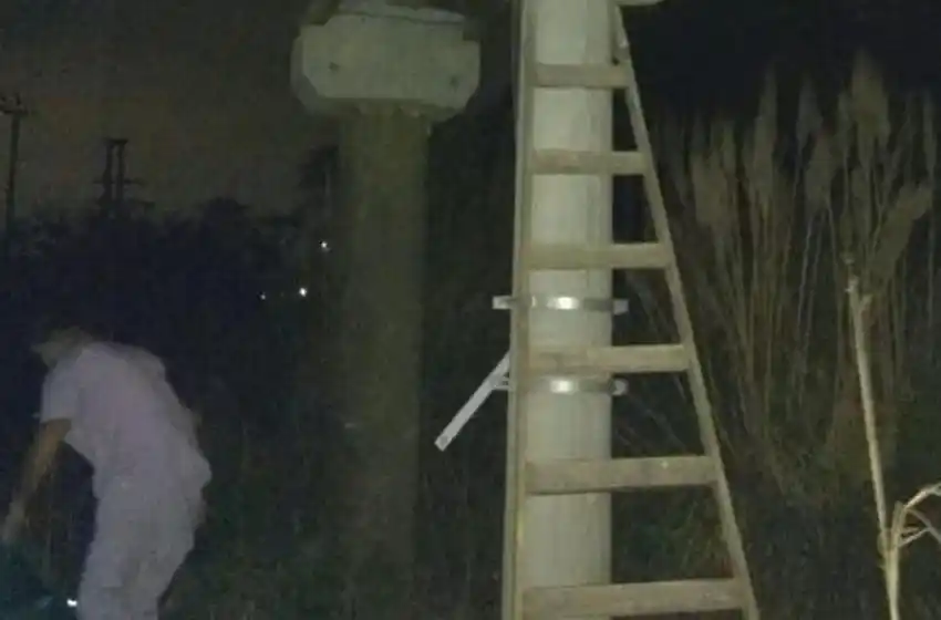 Murió al intentar robar cables de electricidad en un descampado