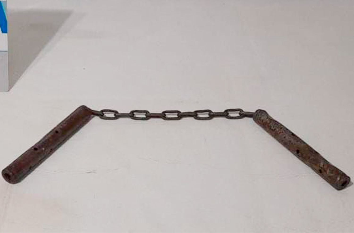 Con un nunchaku "tumbero" amenazó y golpeó a dos mujeres