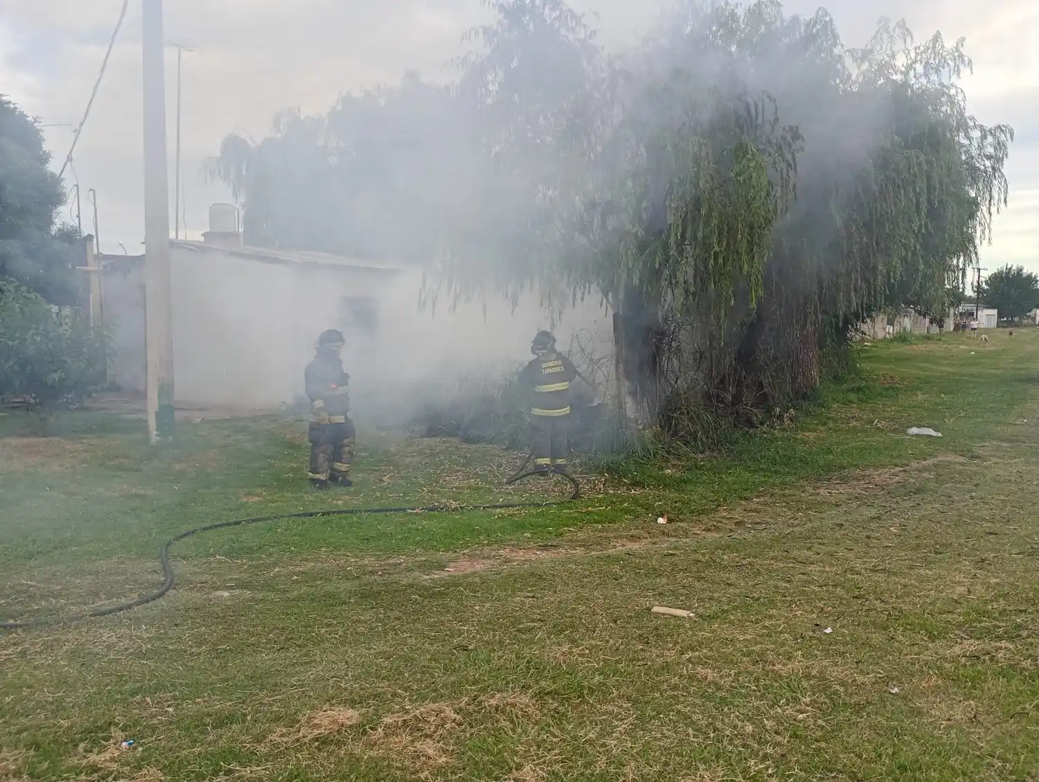 Fuego en el patio de una casa: un montón de pasto y basura ardieron en una tarde calurosa  Champagnat al 700 - 2