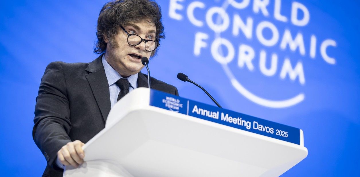 Javier Milei dando su discurso en Davos.