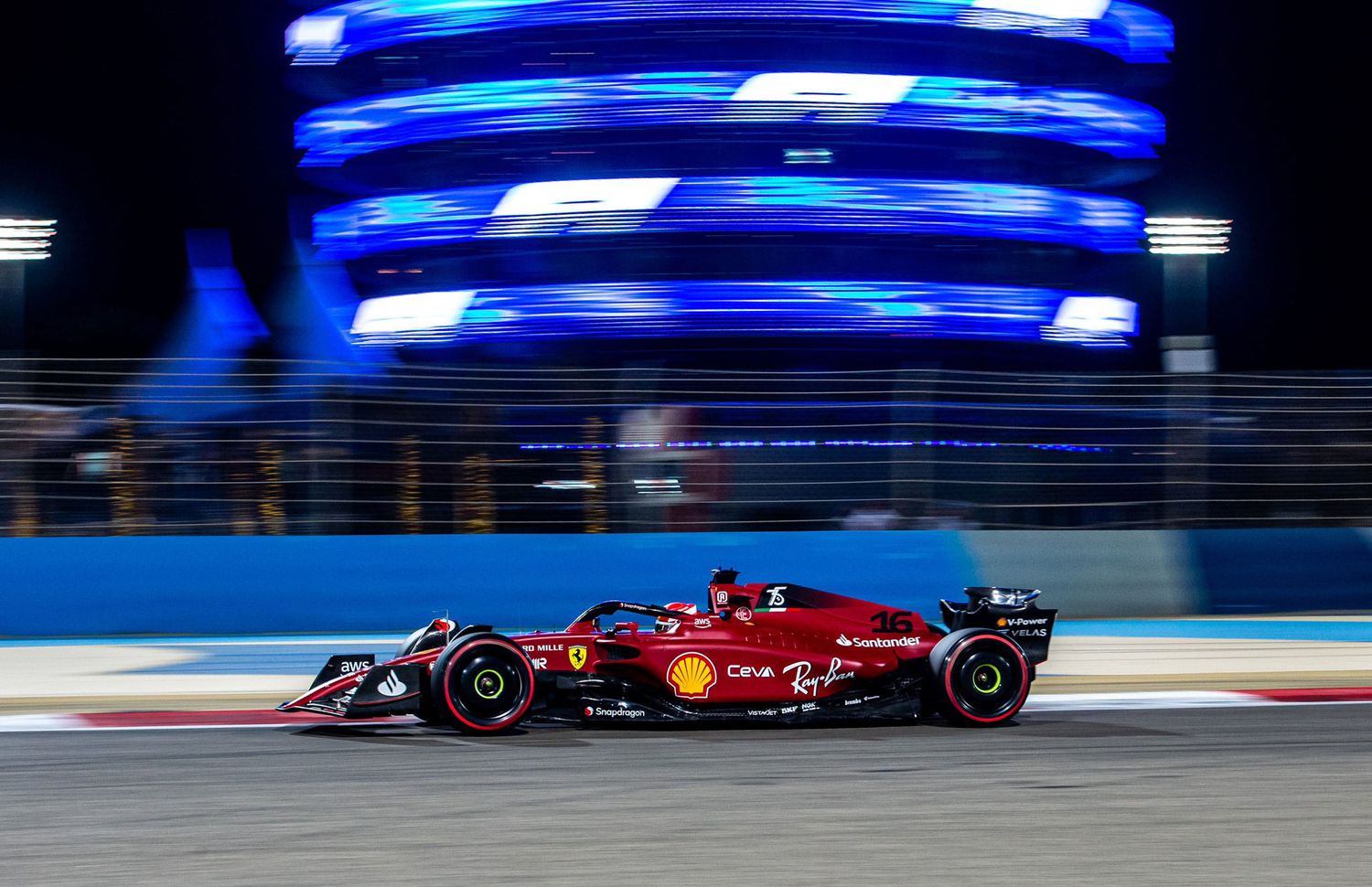 Leclerc larga adelante en Bahrein