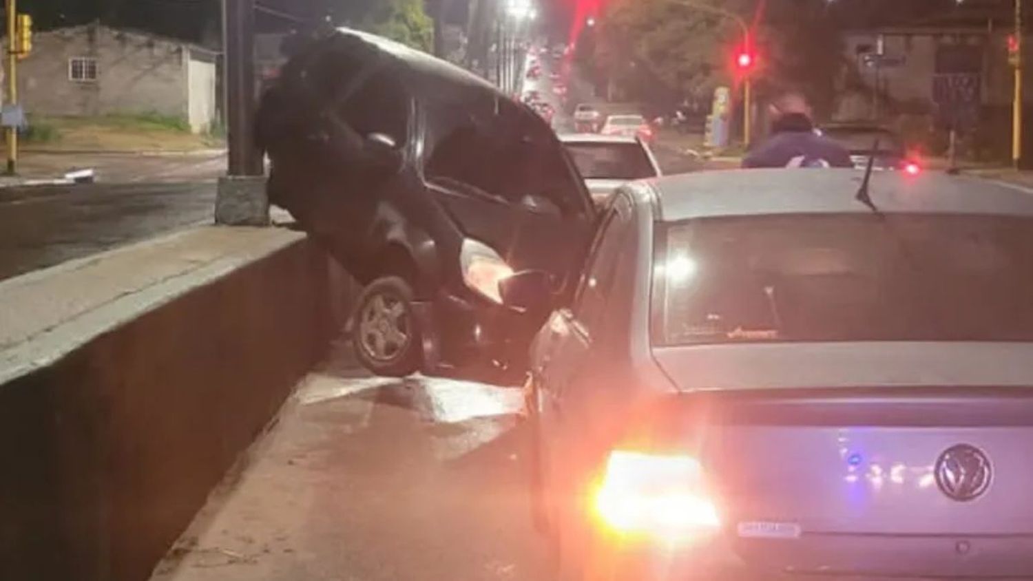 Automovilista perdió el control, chocó dos autos y se incrustó en el cantero central