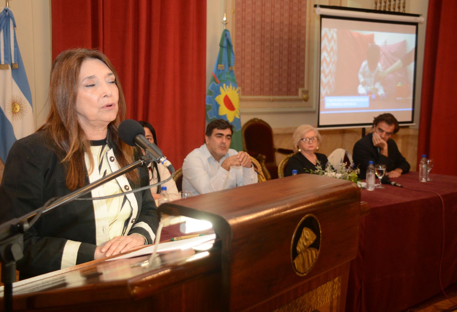 En la apertura de las Jornadas Regionales, a la derecha, los jueces de Familia Silvia Monserrat y Ramiro Saralegui.