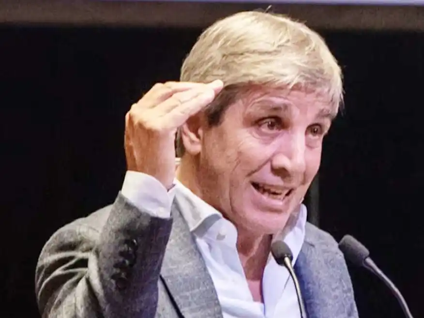 Caputo defendió la libre circulación de dólares: “La idea es comprar lo que quieras sin dar explicaciones”