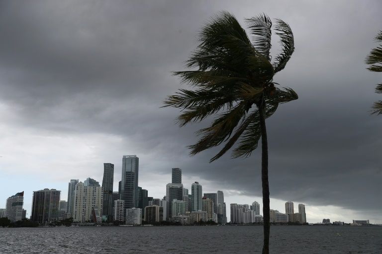 Isaías se debilita en su aproximación a las costas de Florida