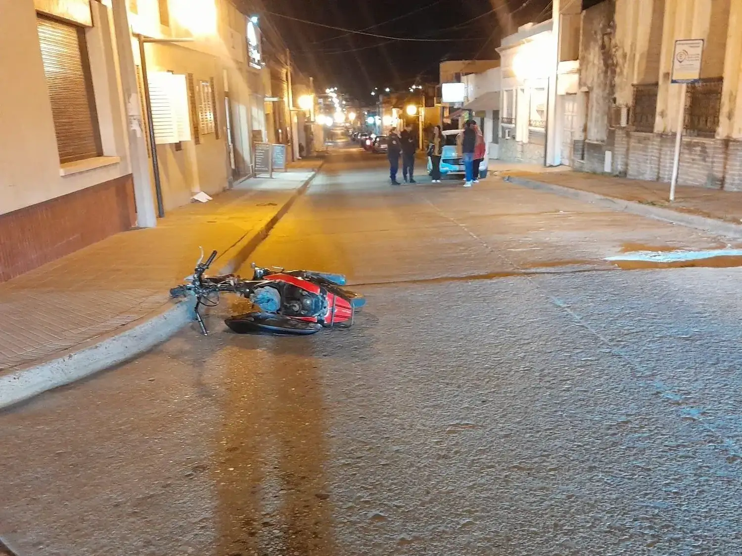 Dos jóvenes sufrieron lesiones leves tras un choque entre un auto y una moto en Victoria