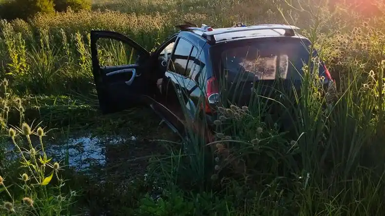 Un auto despistó a pocos kilómetros de Ceibas y terminó con severos daños materiales
