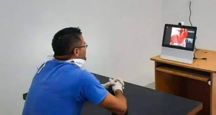 Autorizan a los presos  a usar teléfonos celulares  para hablar con familiares