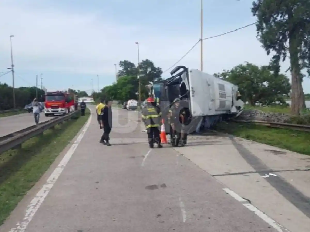 Volcó un colectivo en Av. Mar Argentino y hay numerosos heridos