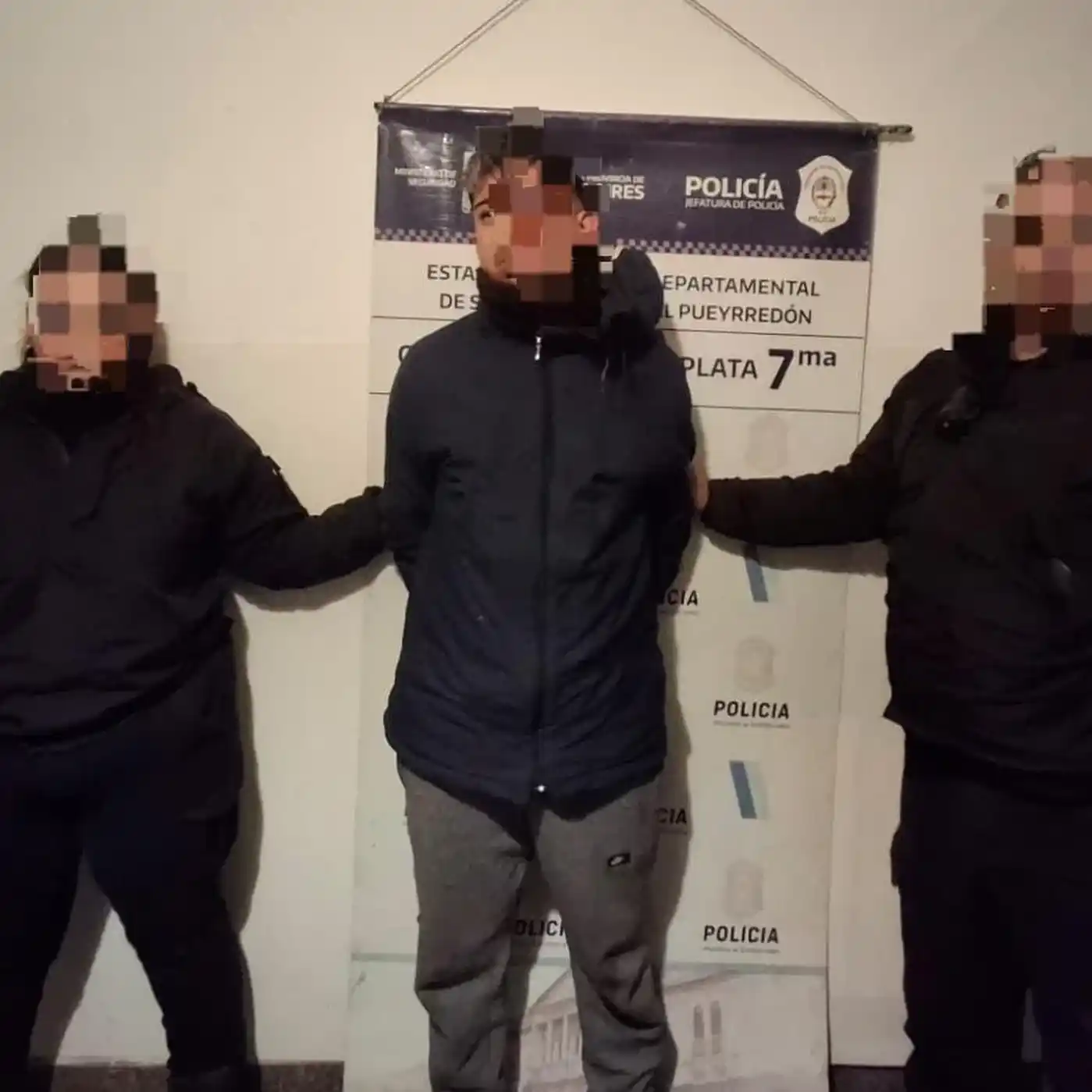 A partir del rápido despliegue policial, los efectivos lograron interceptar a uno de los sospechosos.