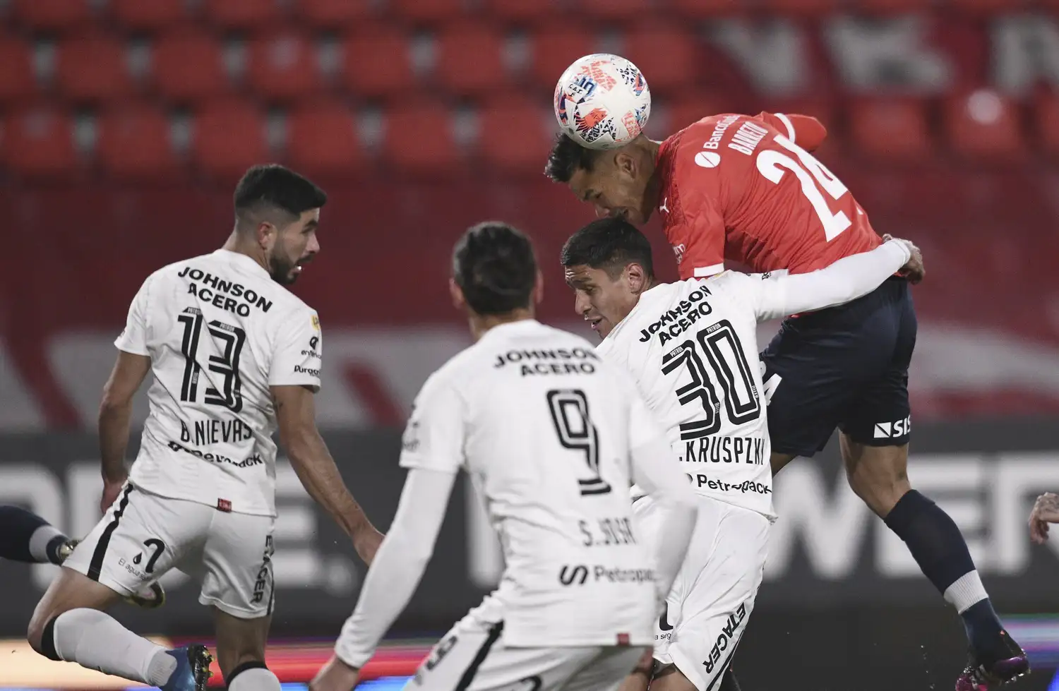 Barreto, ante Nievas, Sosa y el exSantamarina Kruspzky.