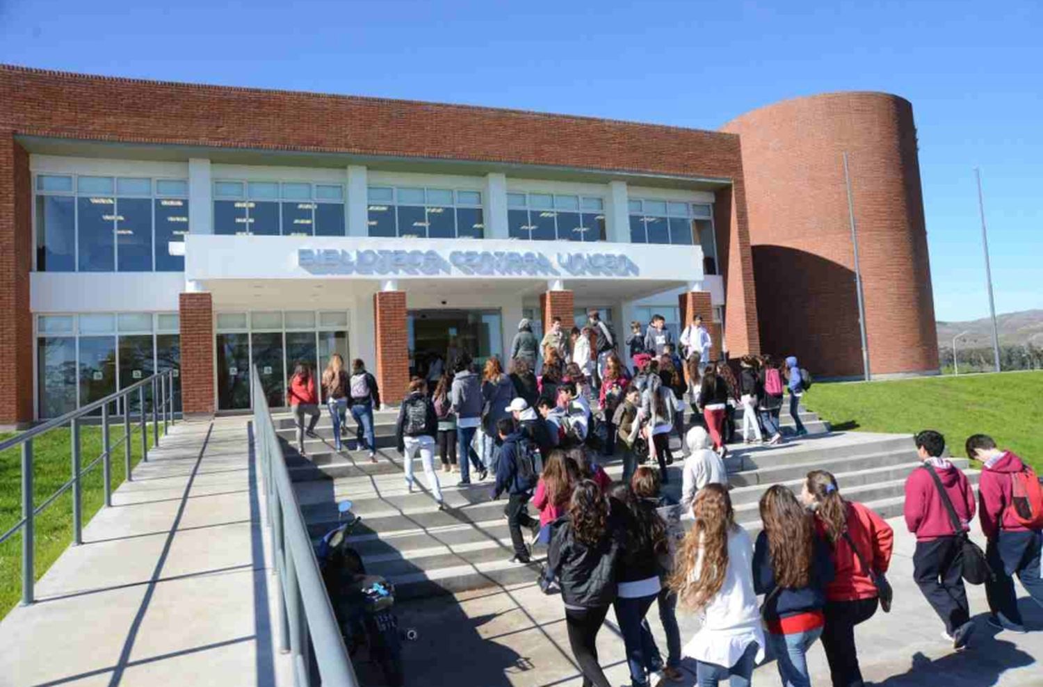 “Puentes”: cómo es el programa bonaerense que busca acercar la oferta universitaria a municipios del interior