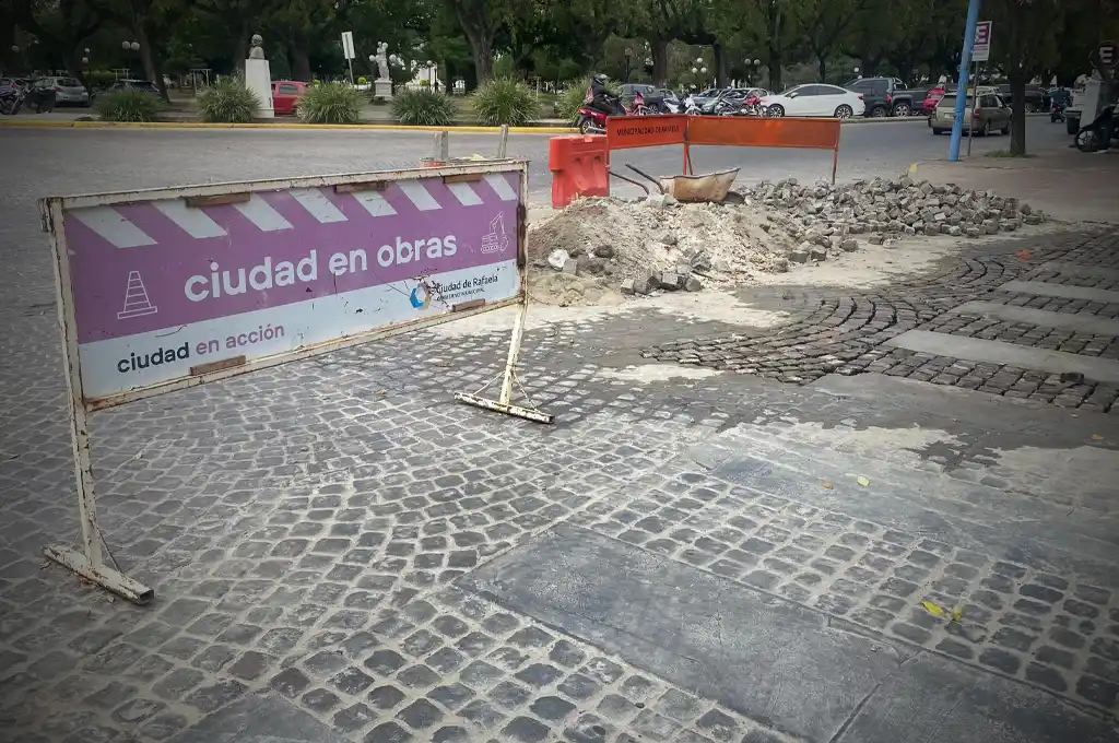 Trabajos de restauración de adoquinado en calle Moreno | Crédito: RADIO RAFAELA