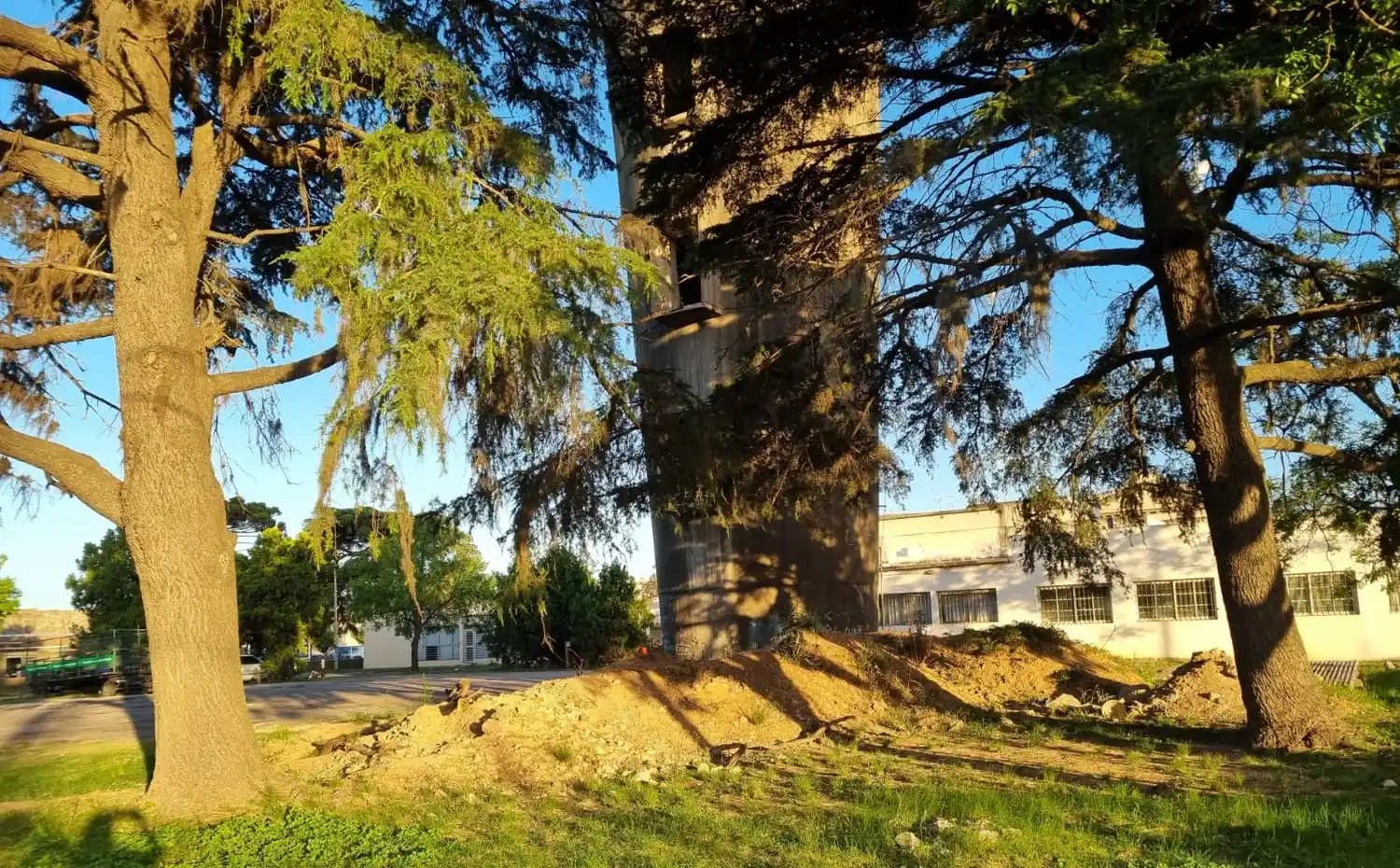 Hace tres años que el tanque no funciona y la obra de reparación está paralizada. Hay montañas de tierra con pasto credido alrededor. Foto: La Opinión.