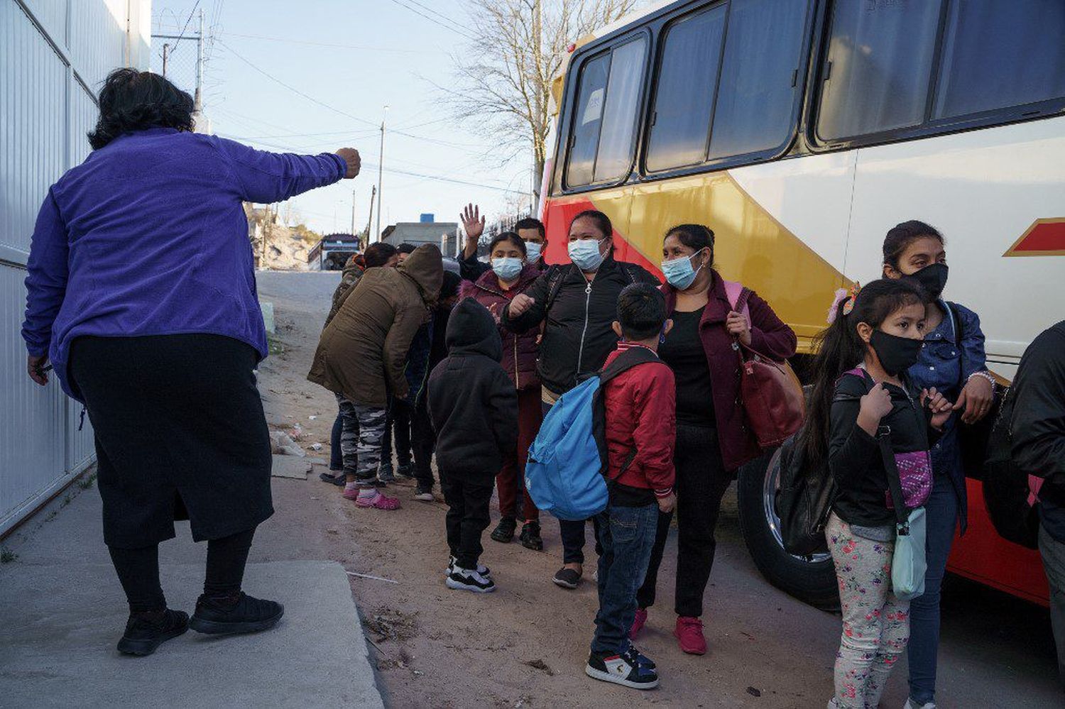 ¡EN UNA NOCHE! Más de 1500 migrantes cruzaron la frontera con EE.UU.