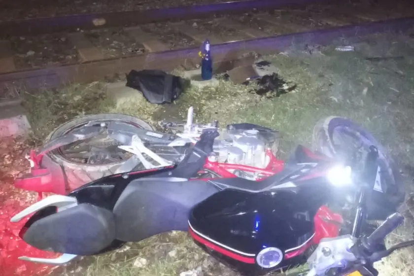 Cayeron dos personas que transportaban una bomba molotov y notas amenazantes en moto