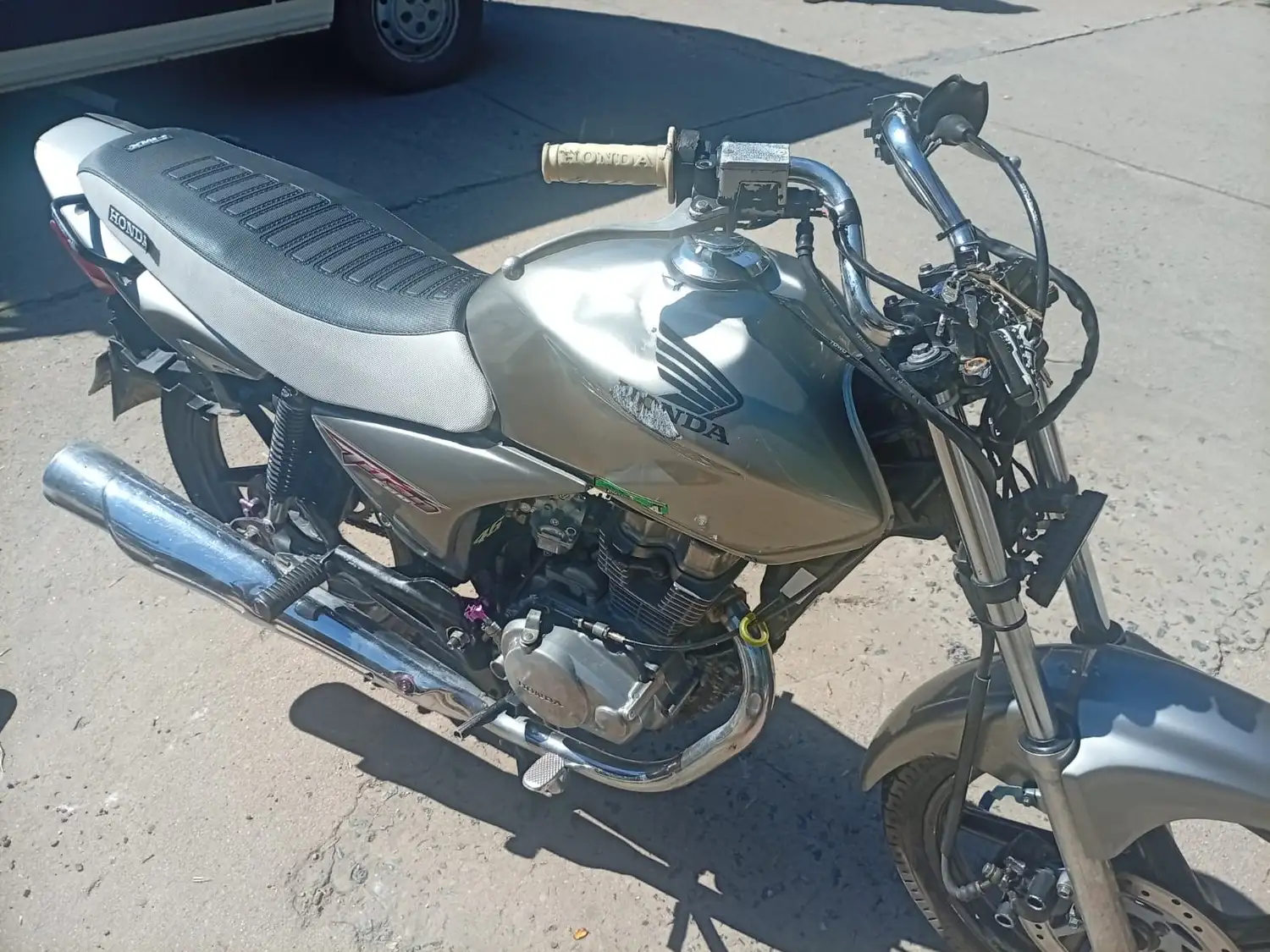 El conductor de la motocicleta debió ser hospitalizado. Foto. BVVT