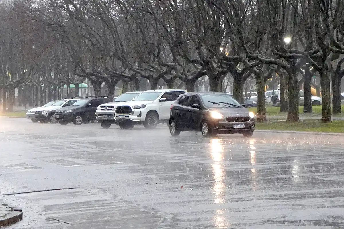 Casi de noche. Así estaba la ciudad a las 15 de ayer