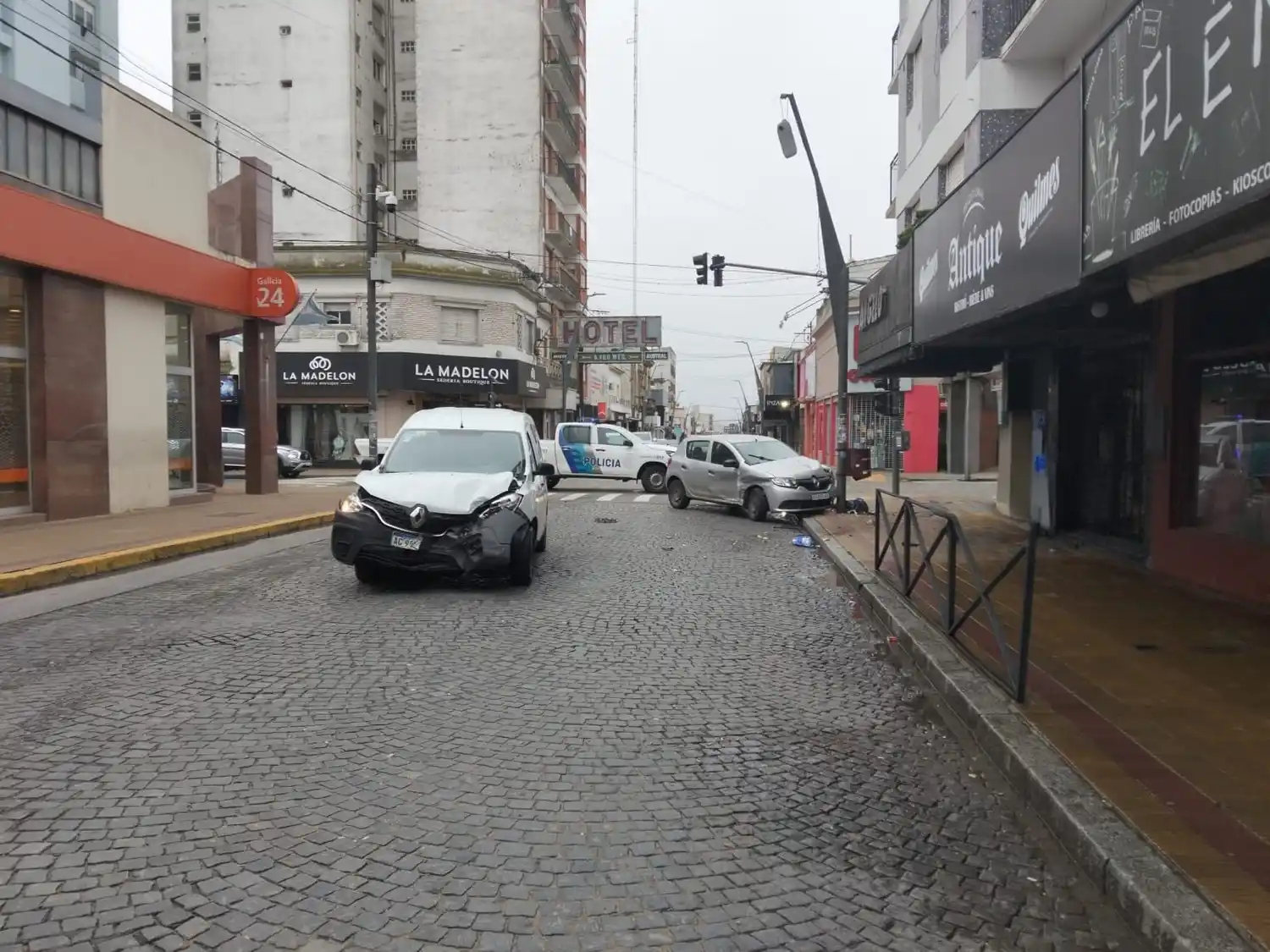 Una joven hospitalizada tras un fuerte choque en pleno centro