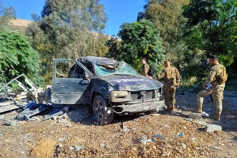 Soldados libaneses inspeccionan un vehículo destruido tras un ataque israelí en Hasbaya, Líbano. EFE/EPA/STR