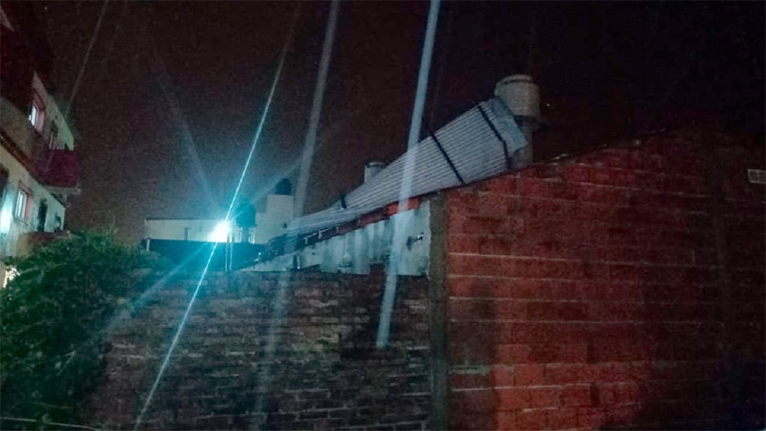 Por la tormenta hubo voladuras de techos y caída de árboles en varias localidades