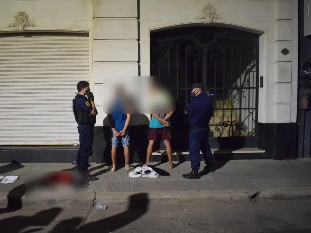 La policía interceptó a dos jóvenes con cocaína en plena 25 de Mayo