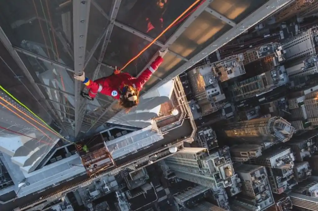 Leto subió desde el piso 86 hasta el 104, en un tiempo aproximado de 20 minutos.