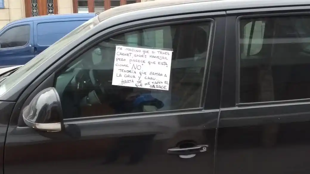 Cansada de que estacionen en su garage