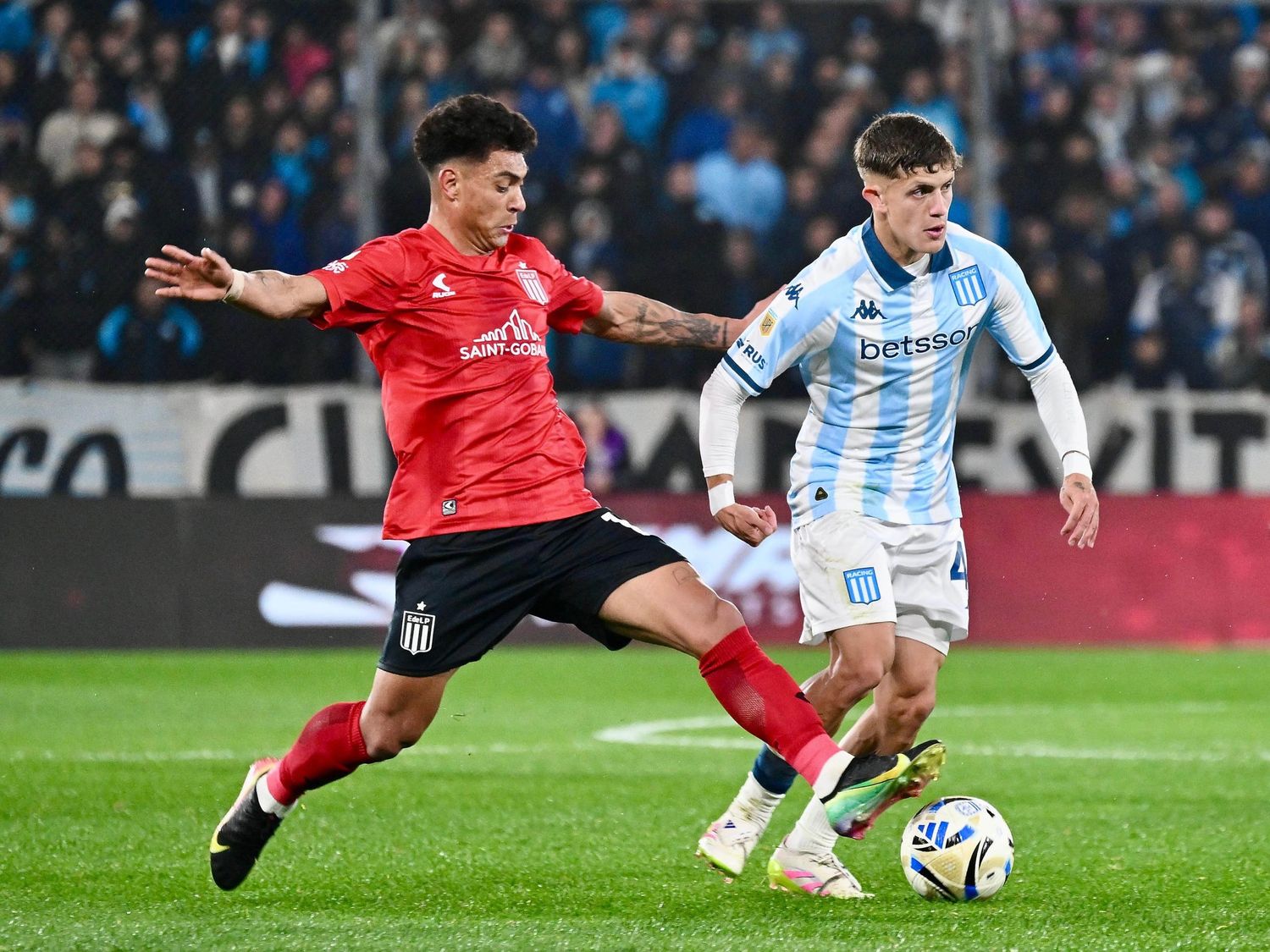 Estudiantes pegó primero y se llevó todo ante Racing