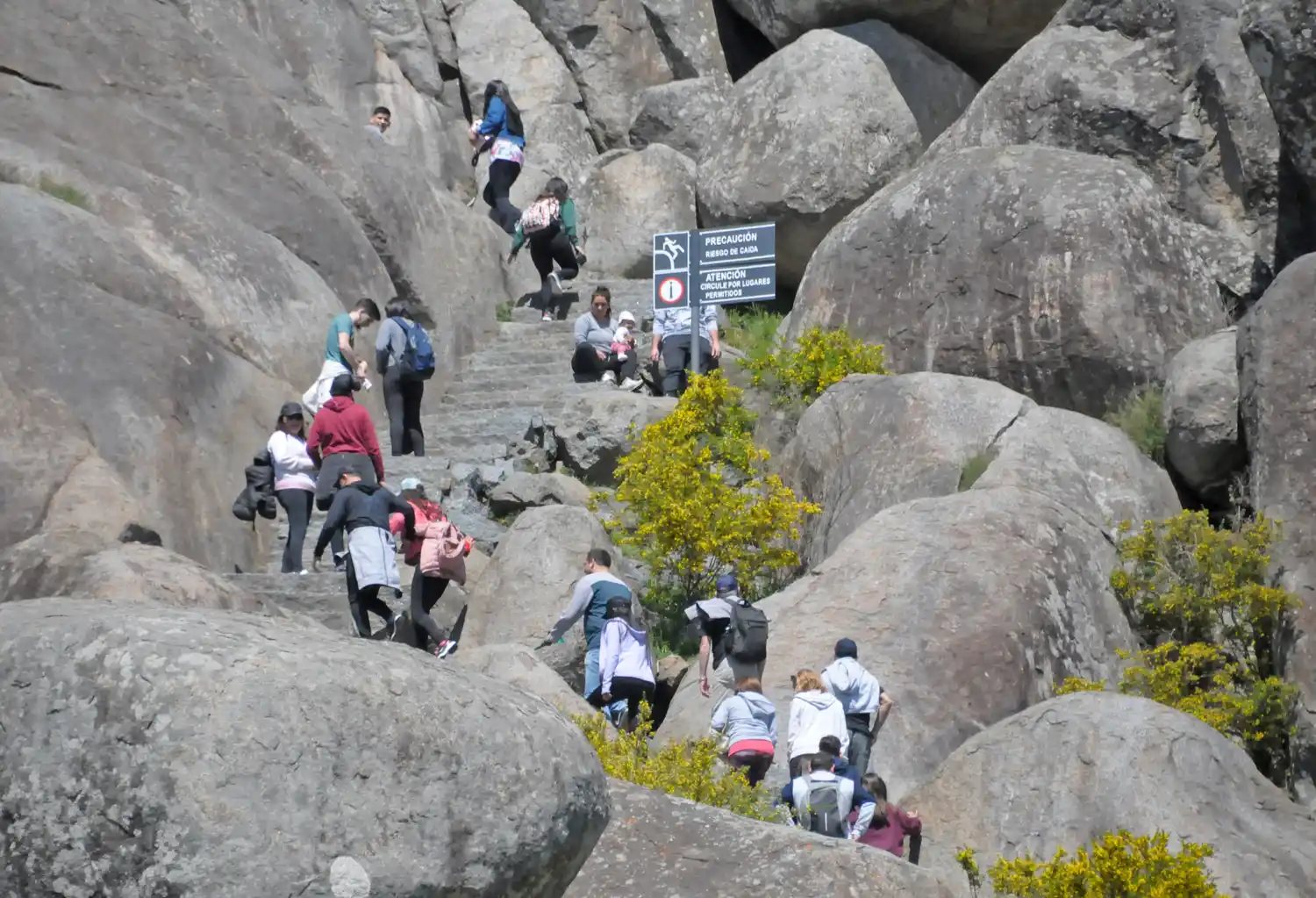Quieren poner barandas para facilitar la subida hasta la piedra Movediza