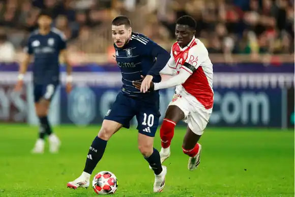 "Dibu" Martínez y Buendía titulares en la derrota de Aston Villa ante Mónaco