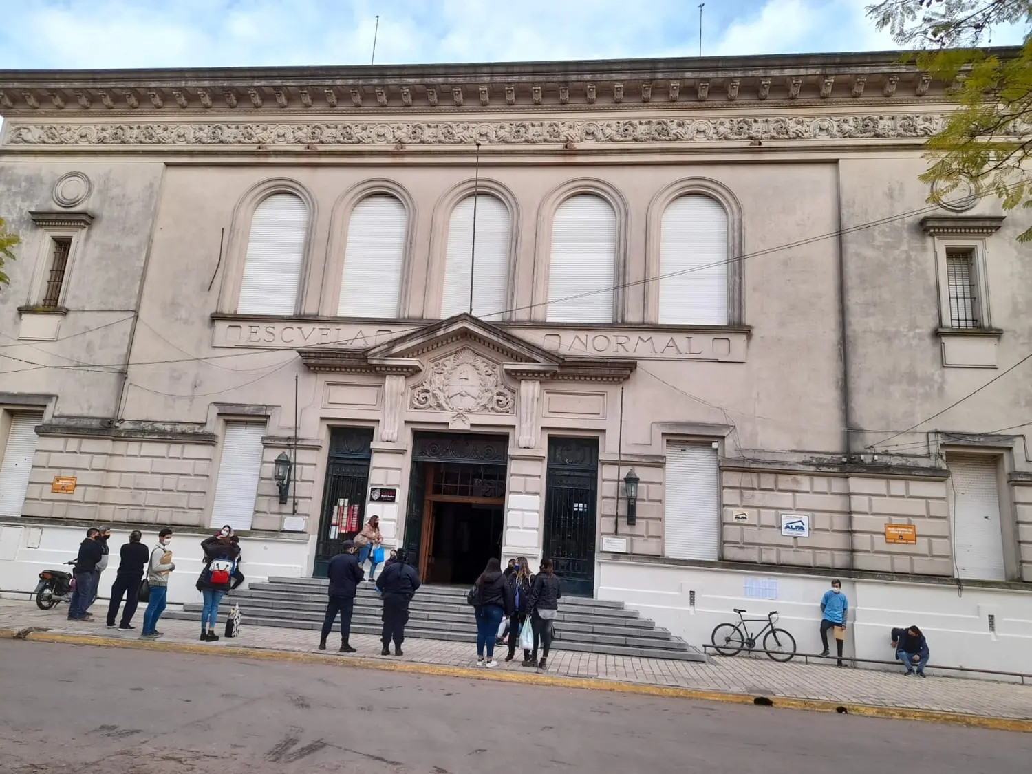 Estudiantes del Normal protestan por falta de aulas y el Consejo Escolar advirtió que la escuela “nunca planteó nada”