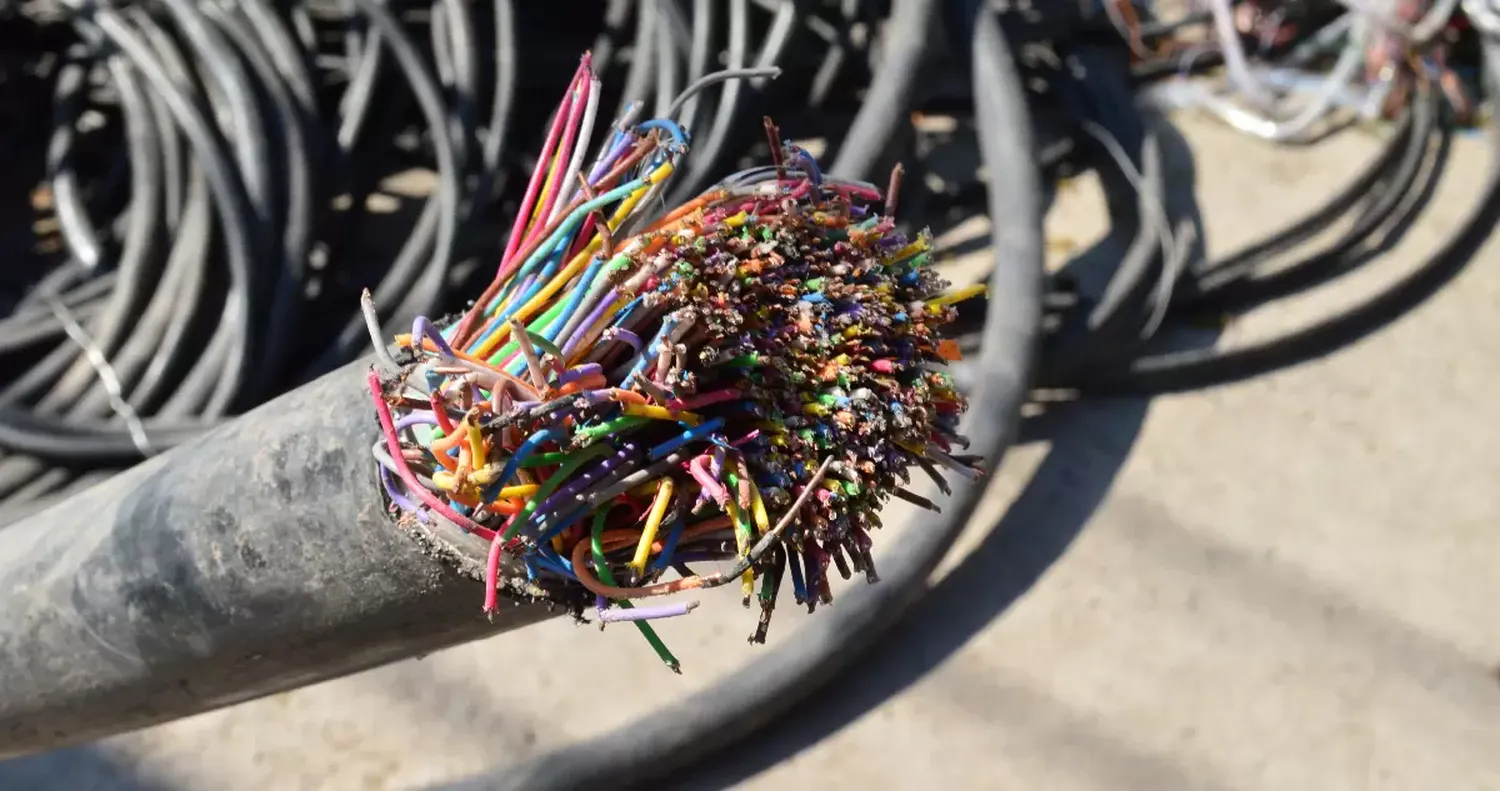 Creyó que era un corte de luz en el barrio, pero le habían robado los cables